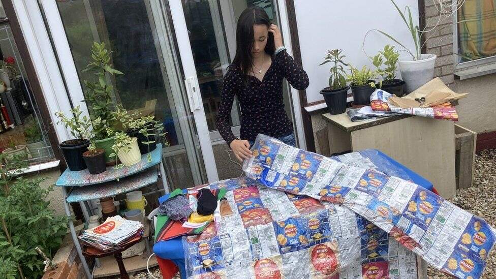 Amazing teen makes homeless blankets from crisp packets